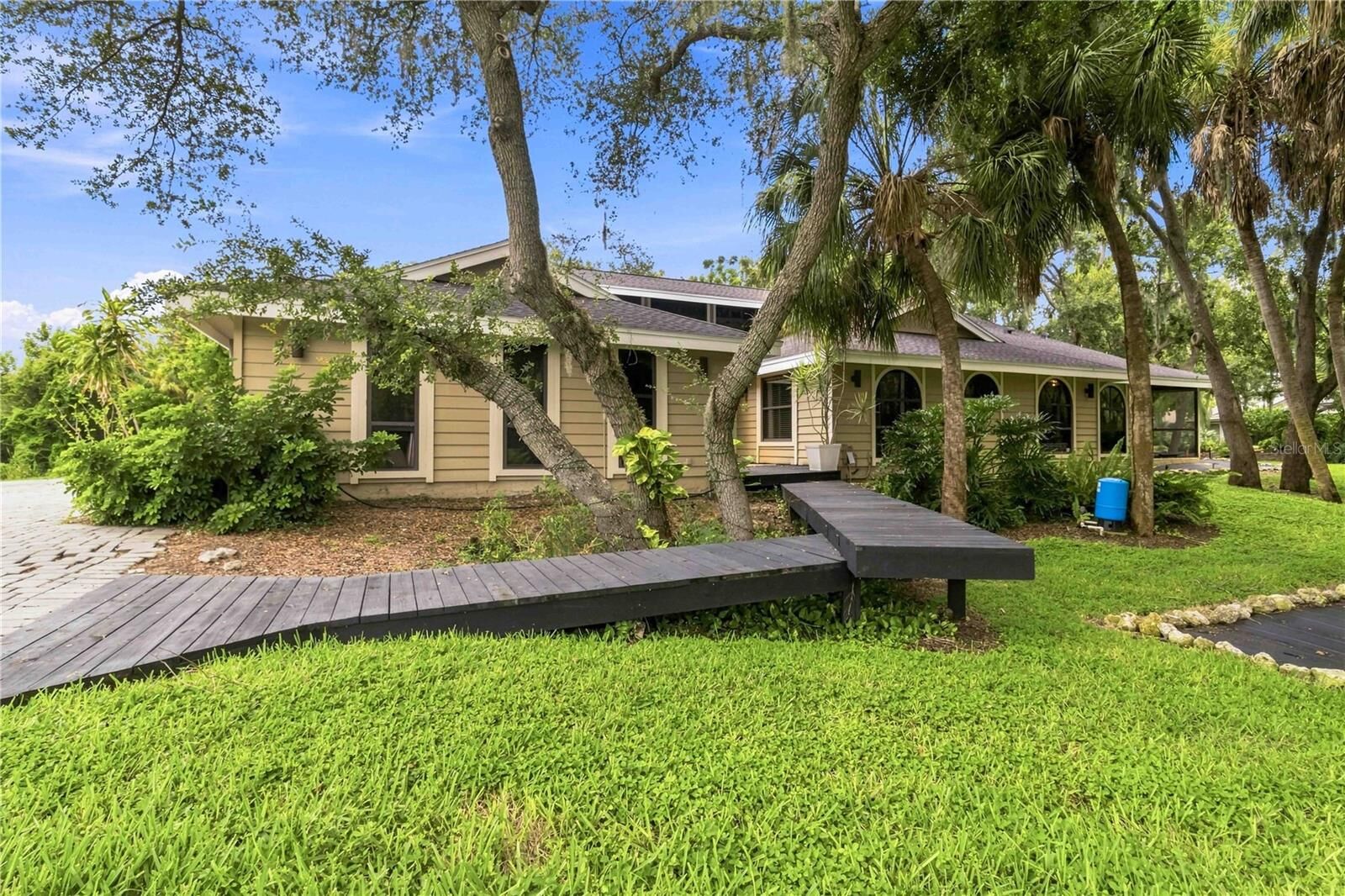 Property Photo: 902 Drakeswood Court FL 34232