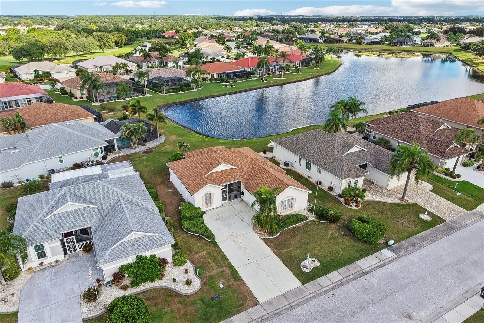 Property Photo:  1104 Villeroy Drive  FL 33573 