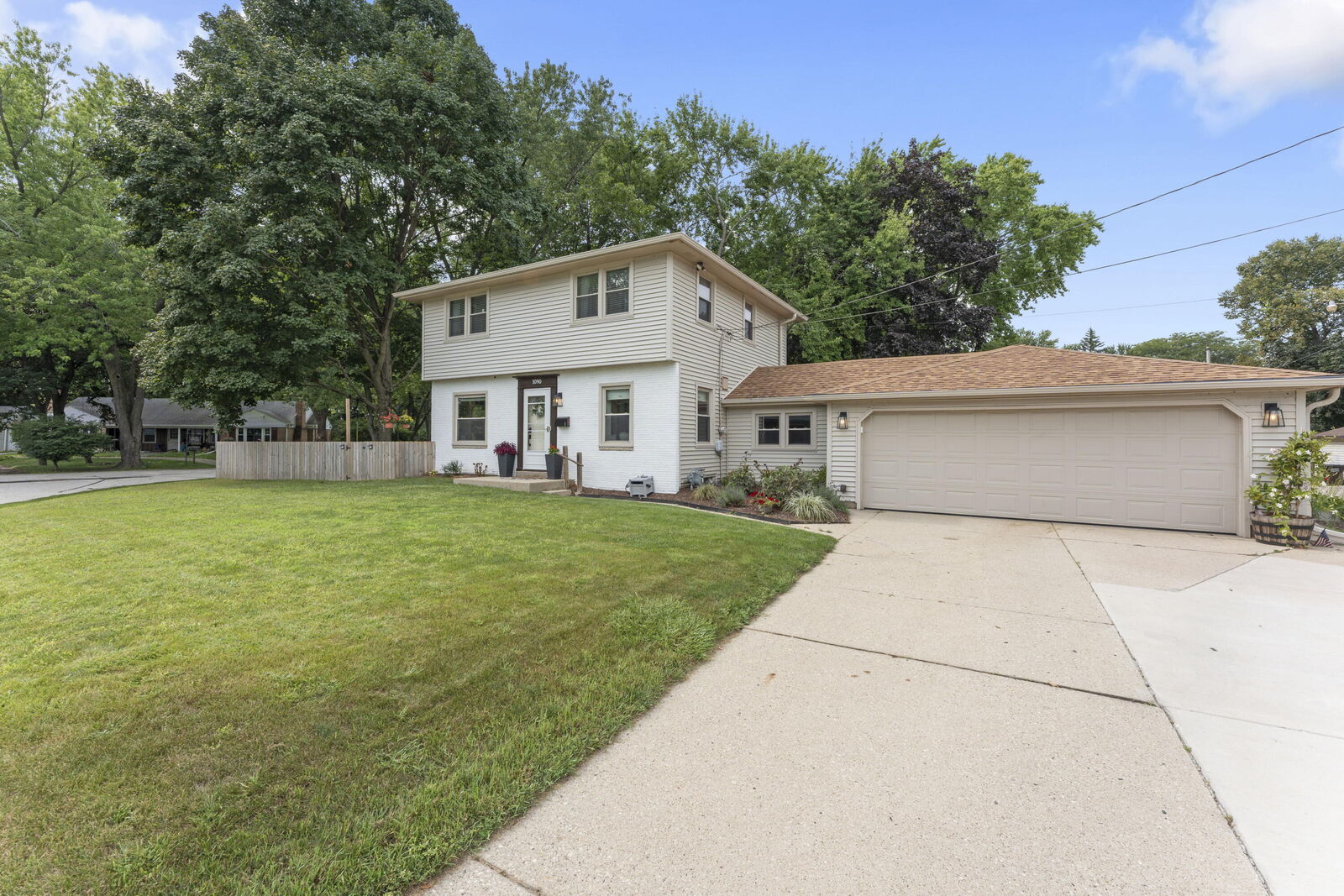 Property Photo:  1090 W La Salle Ave  WI 53209 