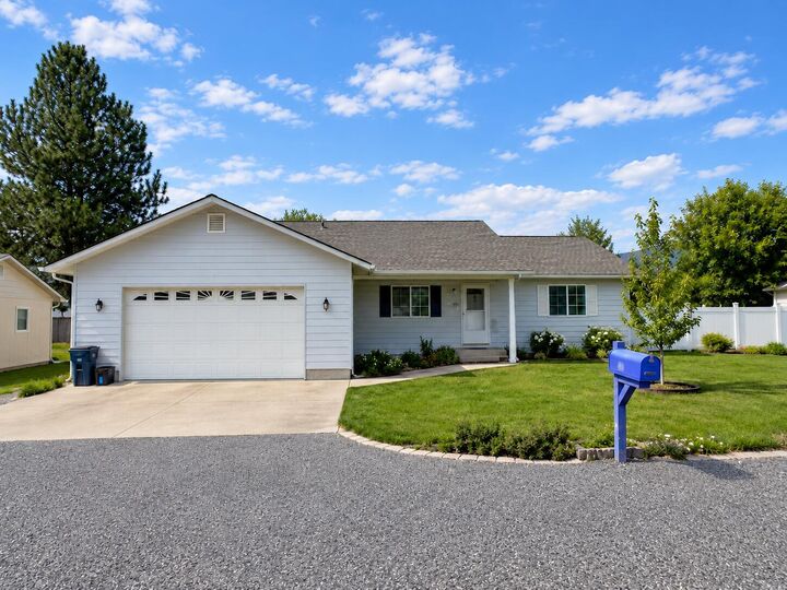 Property Photo: 154 E Evergreen Dr WA 99141