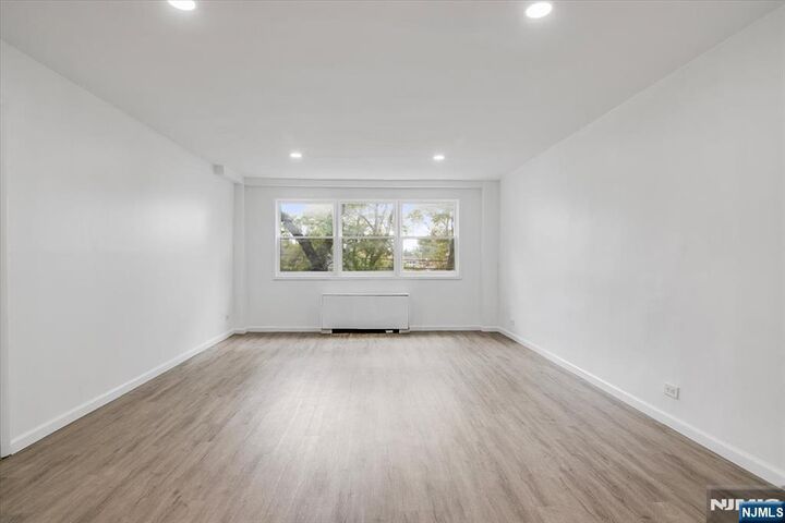 Property Photo:  39 E 39th Street 2J  NJ 07514 
