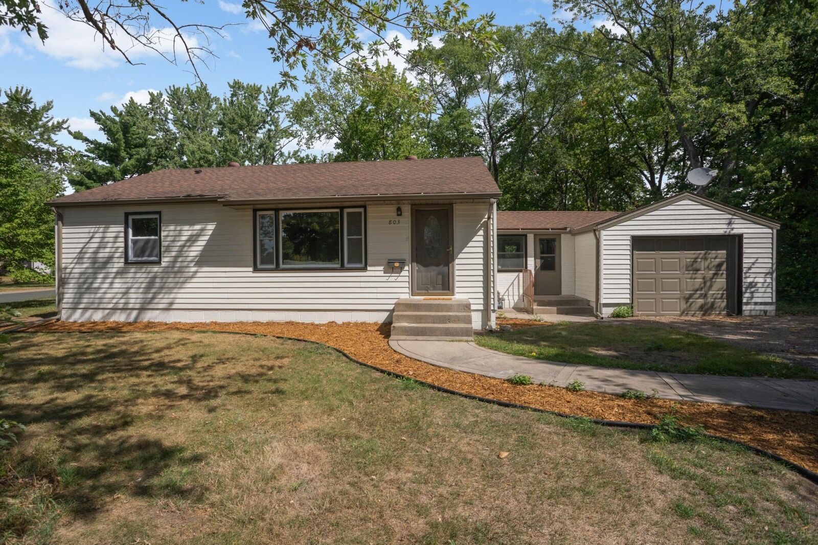 Property Photo:  803 Birch Street  MN 55303 