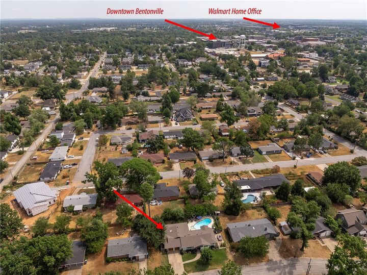 Property Photo:  404 NW H Street  AR 72712 