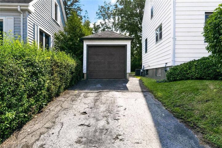 Property Photo:  21 Ormond Crescent  ON N3Y 1Y3 