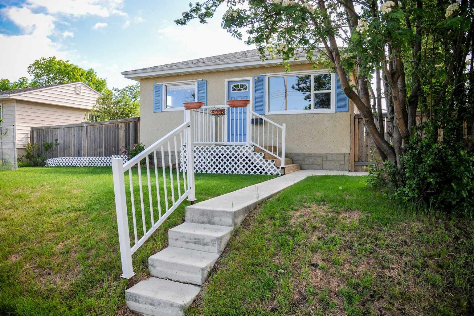 Property Photo:  5223 46 Street  AB T4V 1H4 