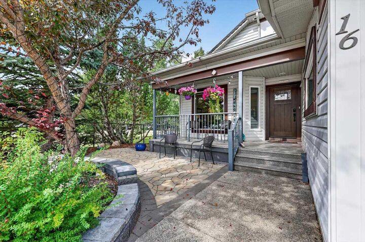 Property Photo:  16 Rocky Ridge Landing NW  AB T3G 4E3 