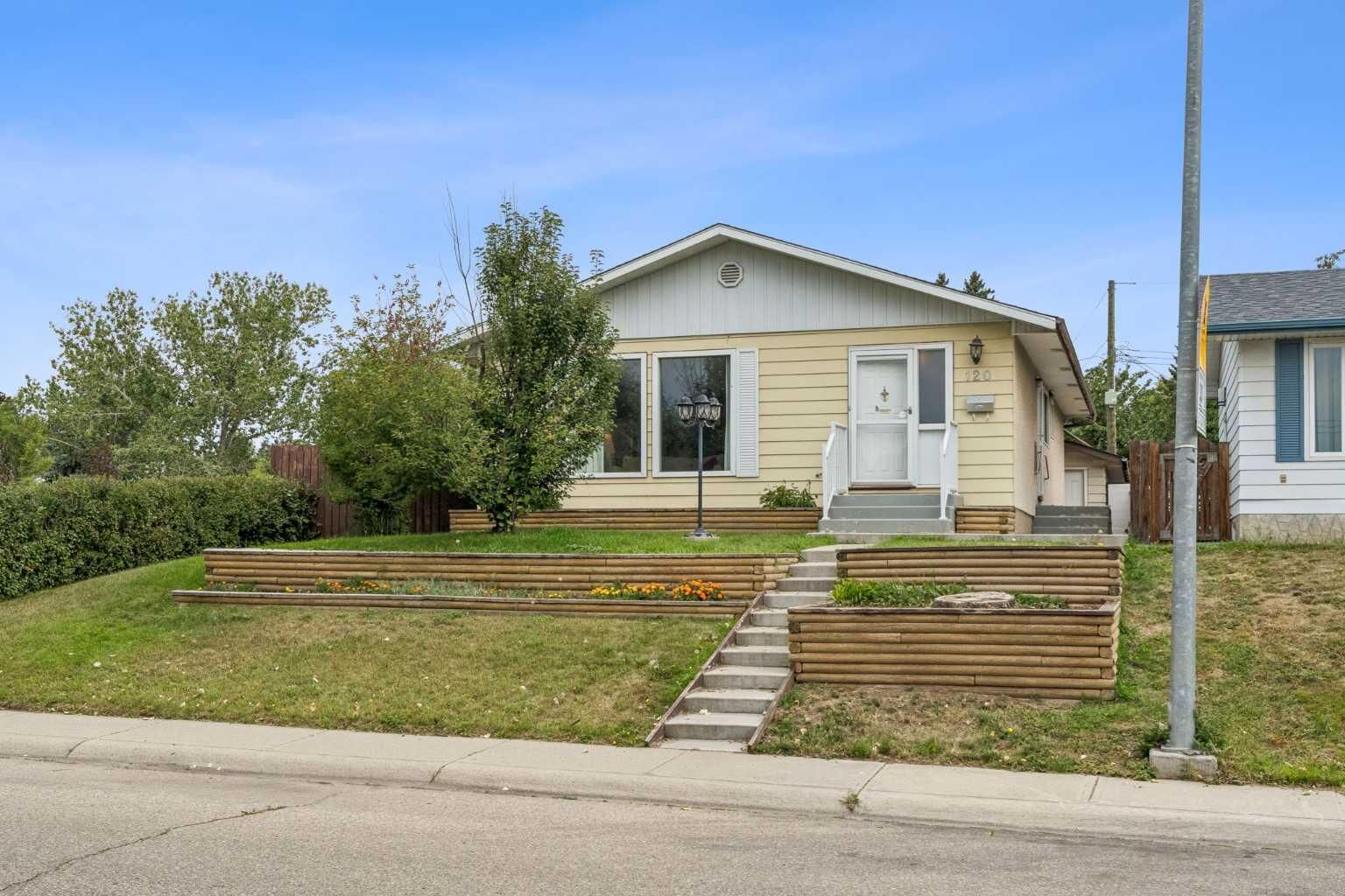 Property Photo:  120 Huntington Green NE  AB T2K 5A6 