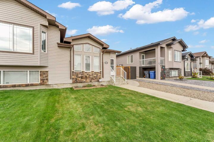 Property Photo:  84 Northlands Crescent NE  AB T1C 2A9 