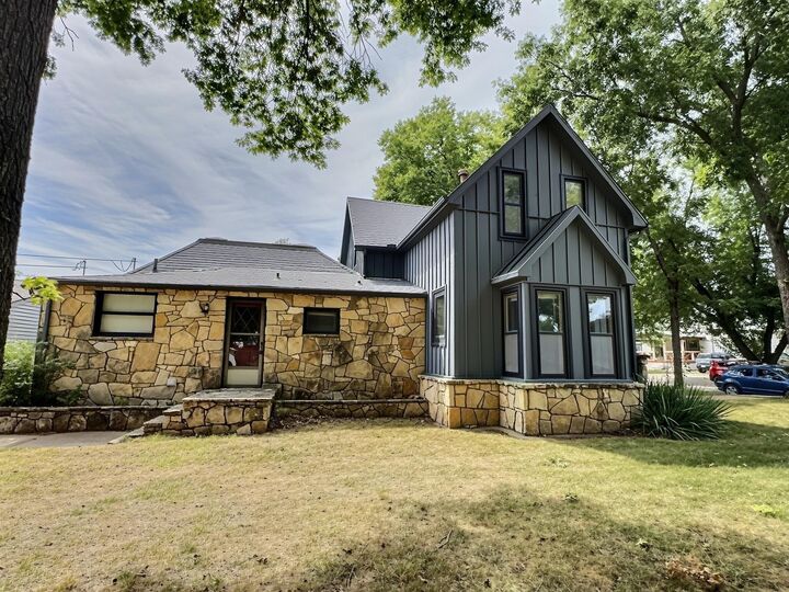 Property Photo:  915 E 15th  KS 67156 