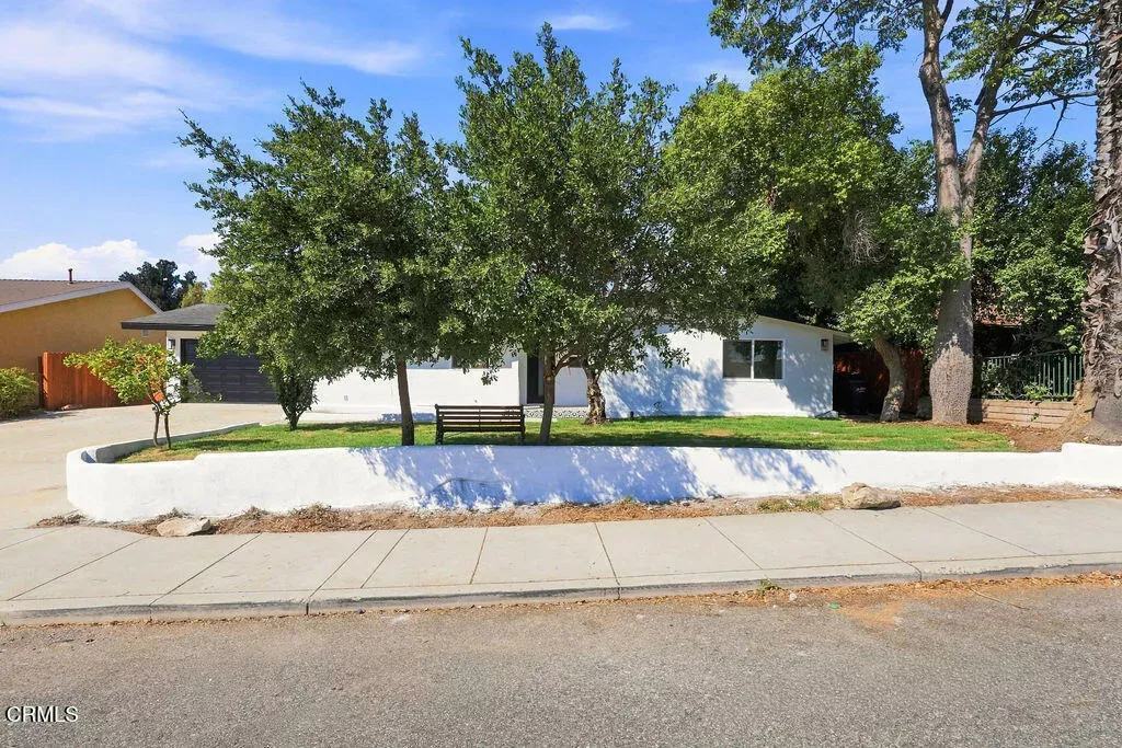 Property Photo: 975 E Avenida De Los Arboles CA 91360