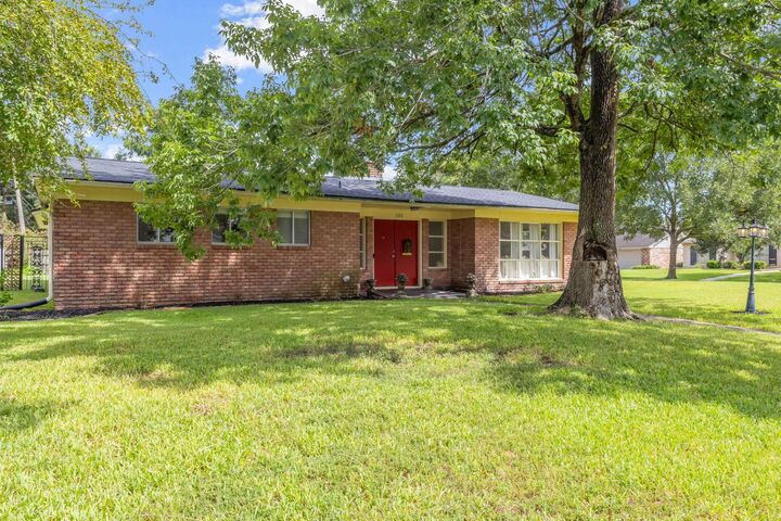 Property Photo:  1720 Rikisha  TX 77706 