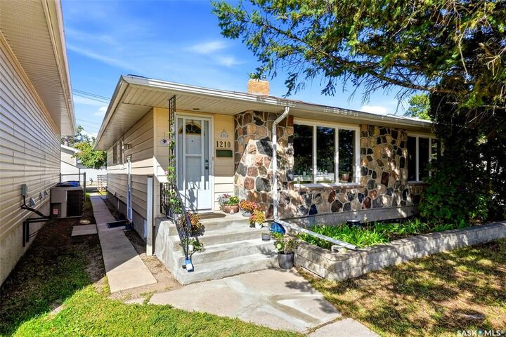 Property Photo: 1210-1212 Dewdney Avenue E SK S4N 0E3