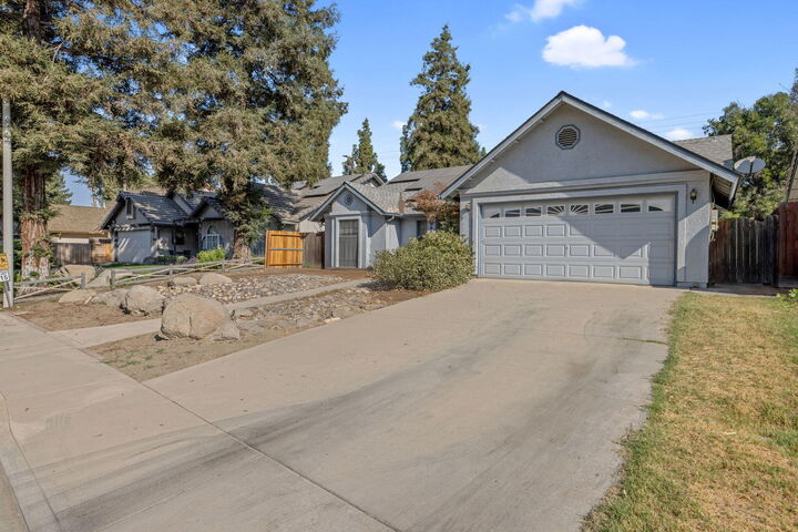 Property Photo:  1900 E Evergreen Court  CA 93292 