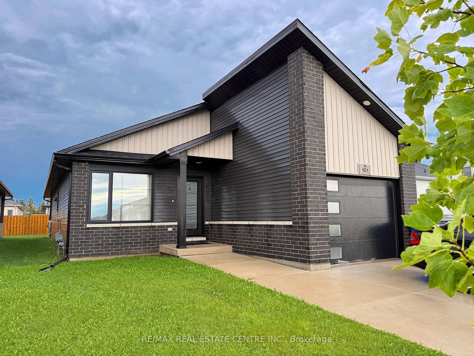 Property Photo:  101 Grassland Grove  ON N7M 0S5 