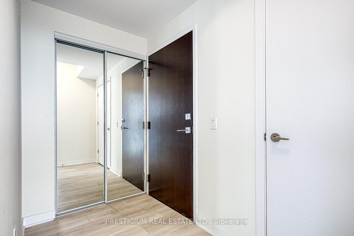 Property Photo: 2221 Yonge Street 4809 ON M4S 2B4