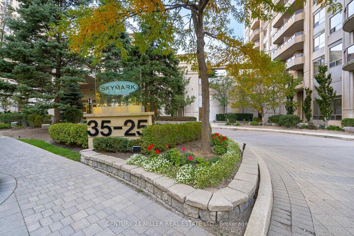 Property Photo:  25 Kingsbridge Garden Circle 3013  ON L5R 4B1 