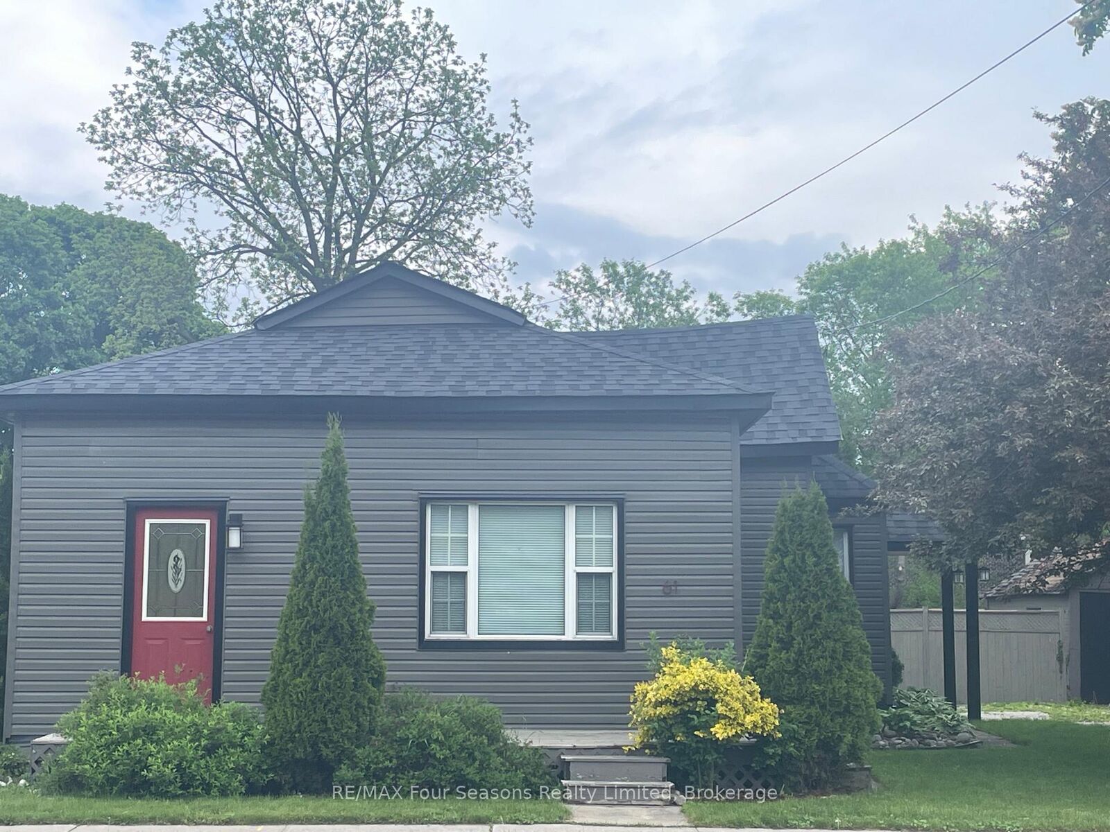 Property Photo:  61 Sixth Street  ON L9Y 1Y8 