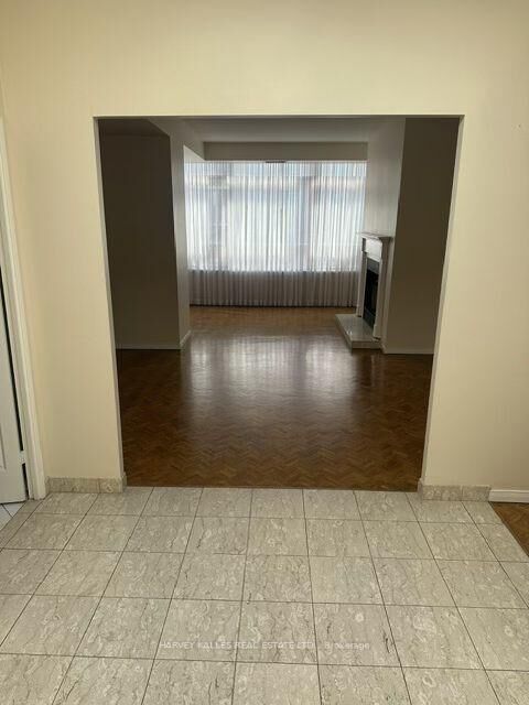 Property Photo:  18 Lower Village Gate Ph4  ON M5P 3M1 