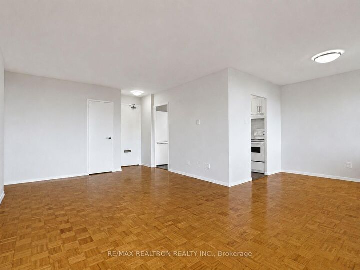 Property Photo:  525 Eglinton Avenue E 804  ON M4P 2P6 