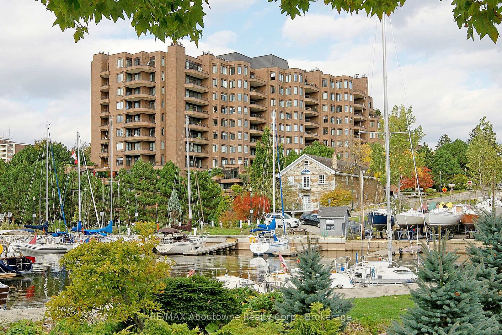 Property Photo:  100 Lakeshore Road E 1105  ON L6J 6M9 