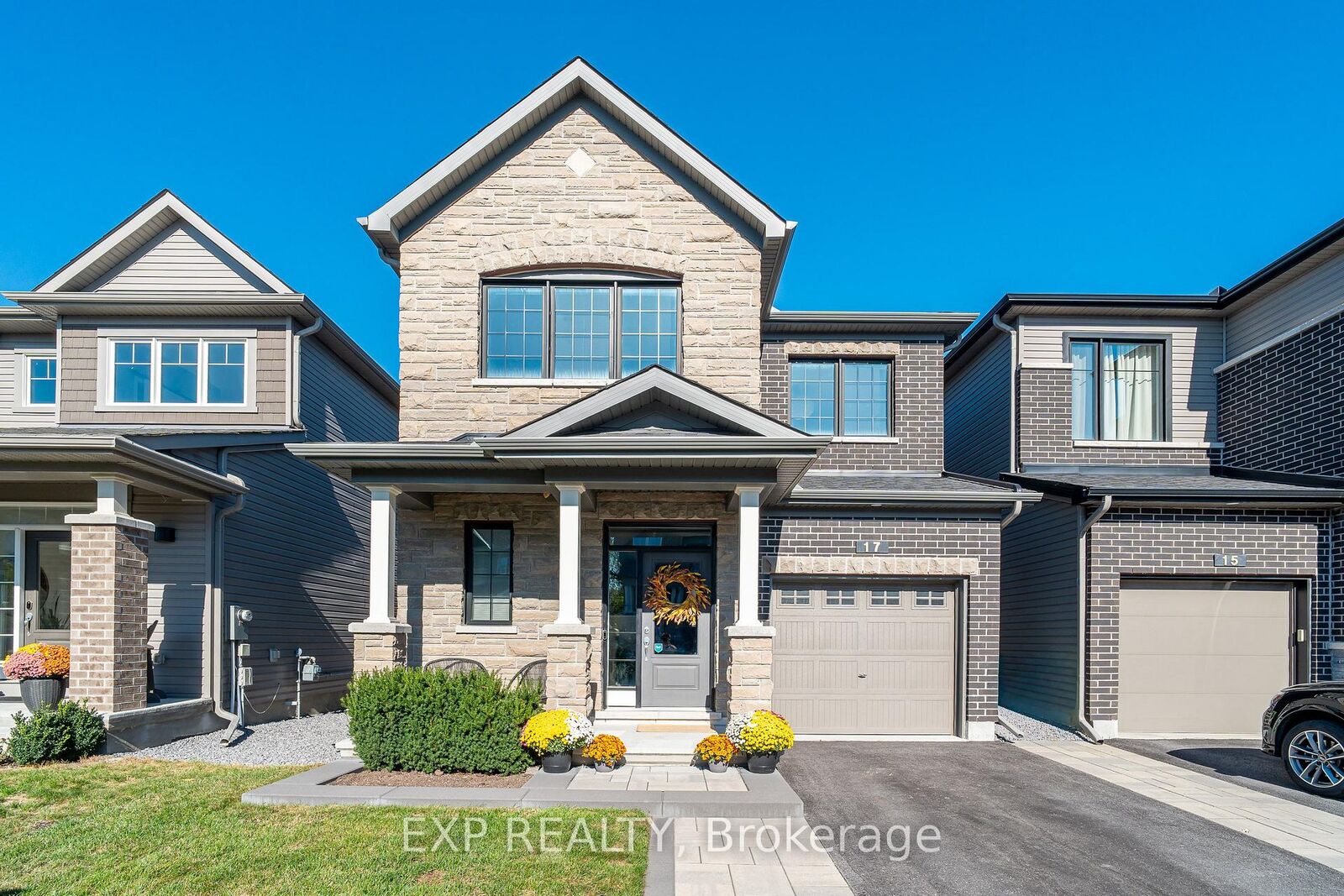 Property Photo:  17 Allan Moore Place  ON K2S 2A9 