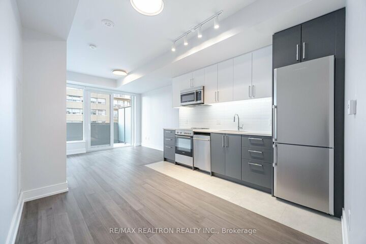 Property Photo:  2525 Bathurst Street 805  ON M6B 2Y9 