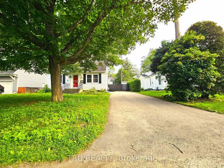Property Photo:  28 Arundel Avenue  ON K1K 0B6 
