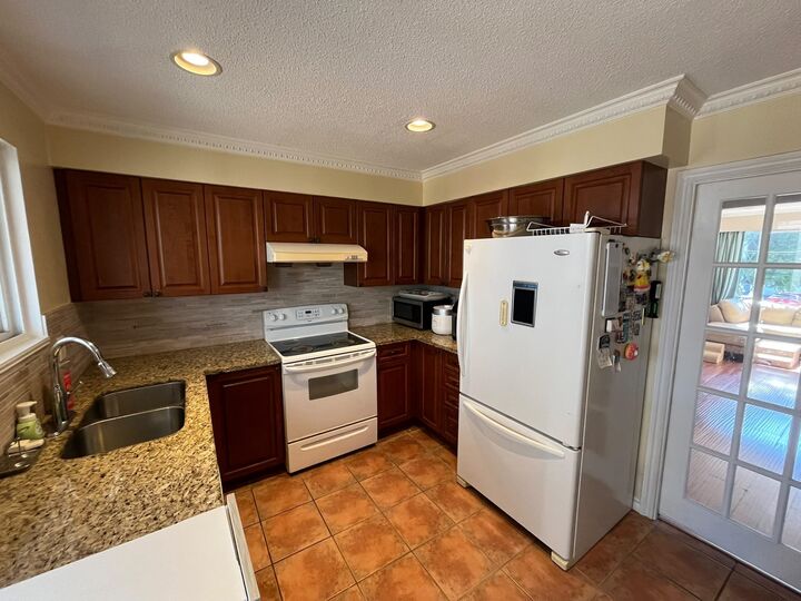 Property Photo:  1975 1975 Wiltshire Avenue  BC V3K 1L8 