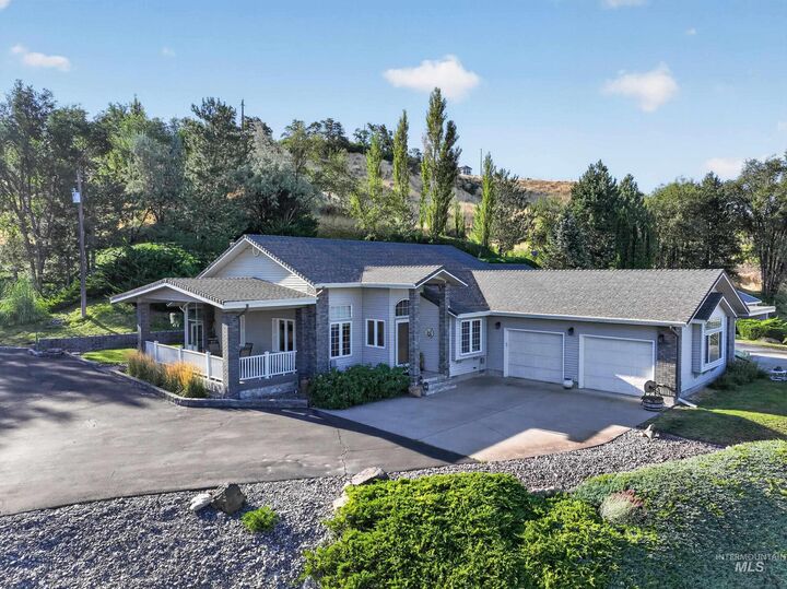 Property Photo:  5540 Finley Rd  ID 83619 