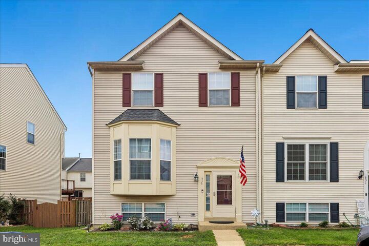 Property Photo:  533 Tuliptree Square NE  VA 20176 