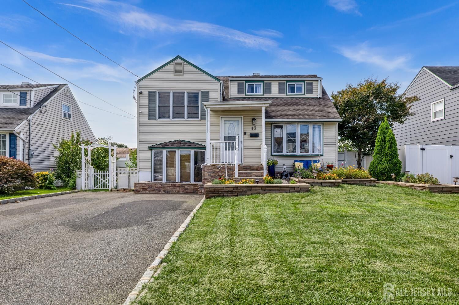 Property Photo:  17 Carter Place  NJ 08859 