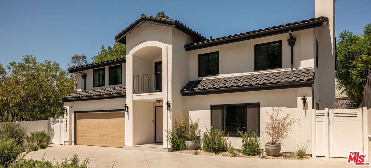 Property Photo:  22269 Avenue San Luis  CA 91364 