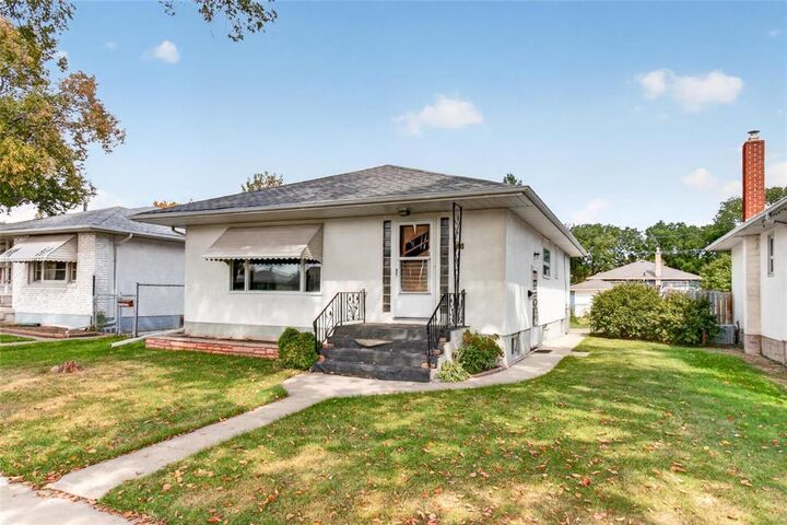 Property Photo:  891 Inkster Boulevard  MB R2X 1N6 