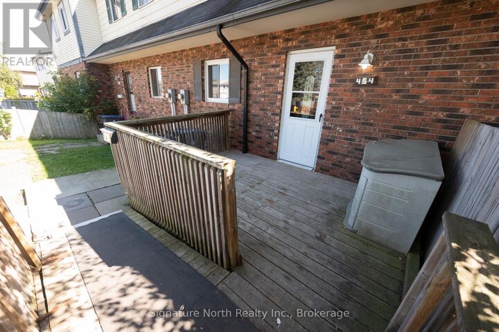 Property Photo:  454 Wentworth Crescent  ON P7A 7S8 