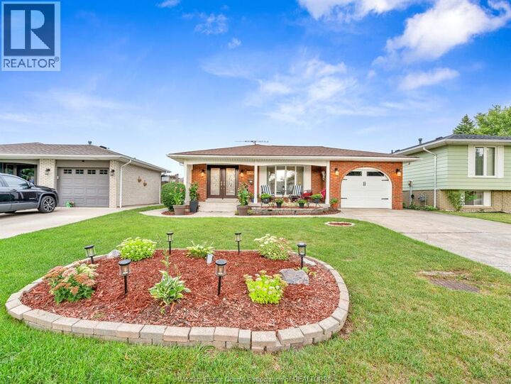 Property Photo:  9975 Holly Crescent  ON N8R 1Y6 