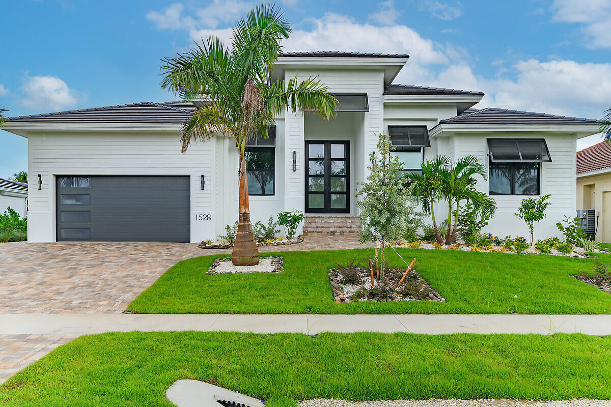 Property Photo:  1528 Kingston Court  FL 34145 