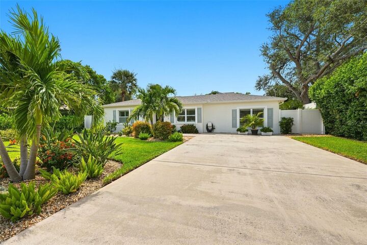 Property Photo: 5219 S Puritan Avenue FL 33611