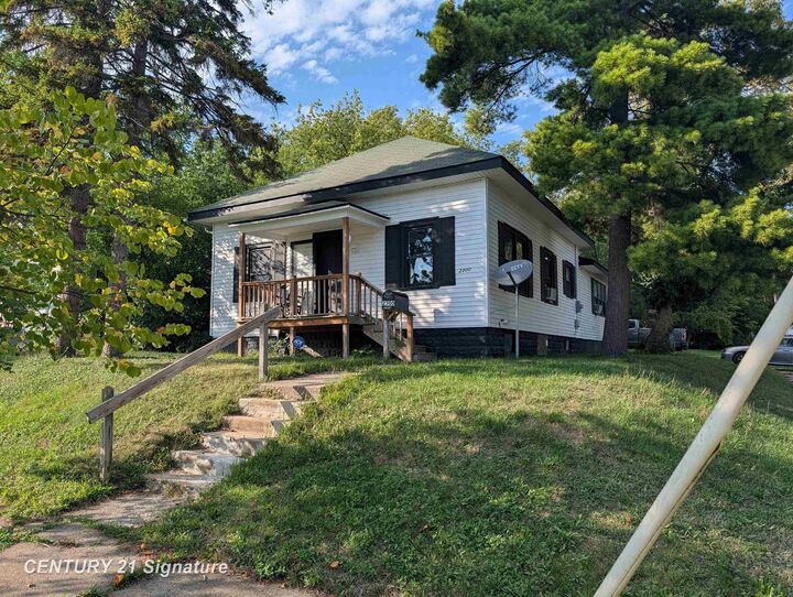 Property Photo:  2300 Bagley Street  MI 48504 
