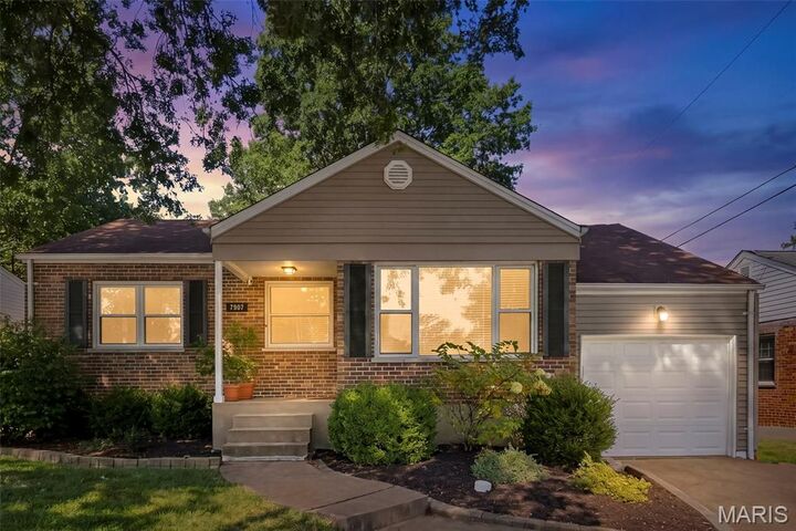 Property Photo: 7907 E Yorkshire Drive MO 63123
