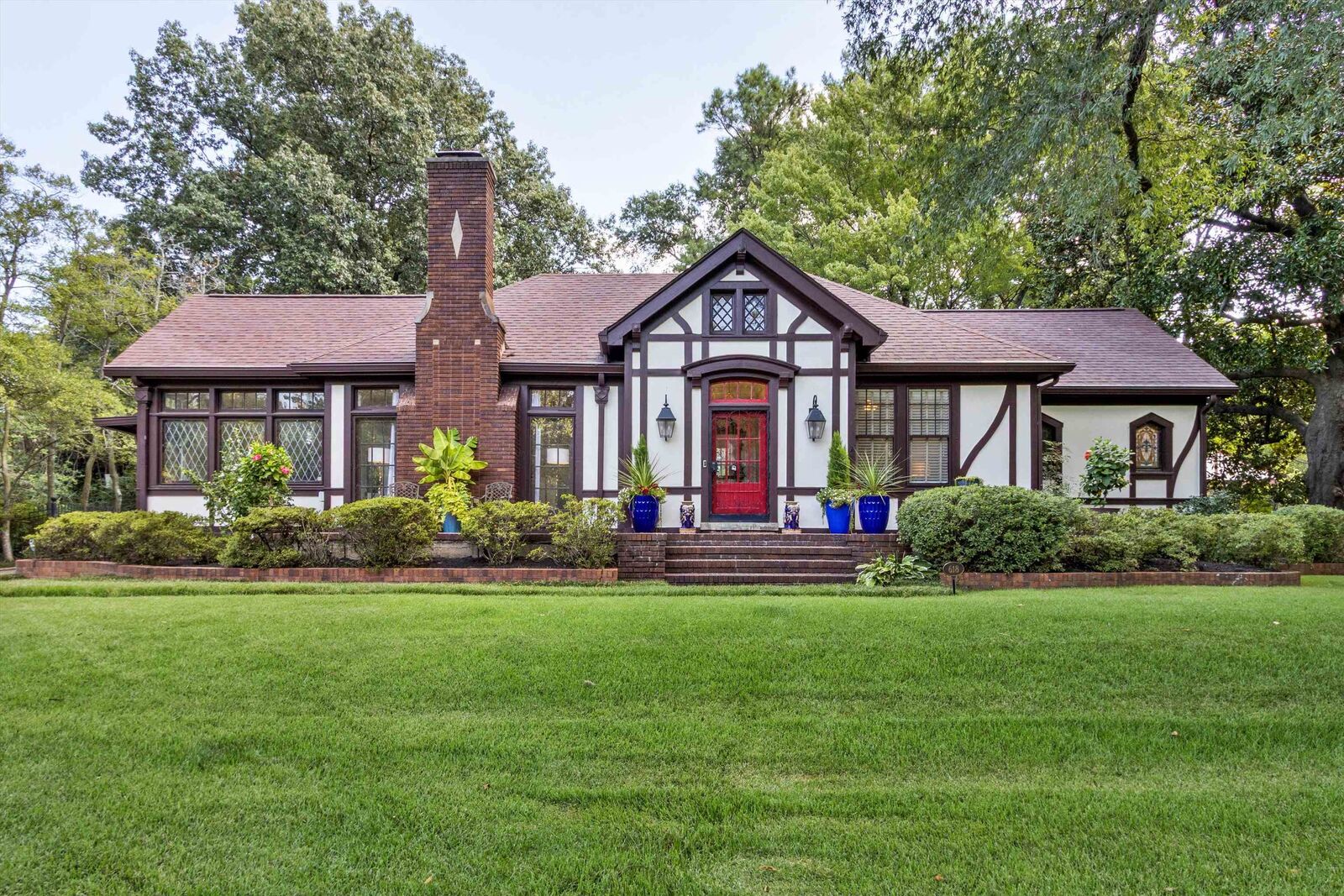 Property Photo:  618 Center Dr  TN 38112 