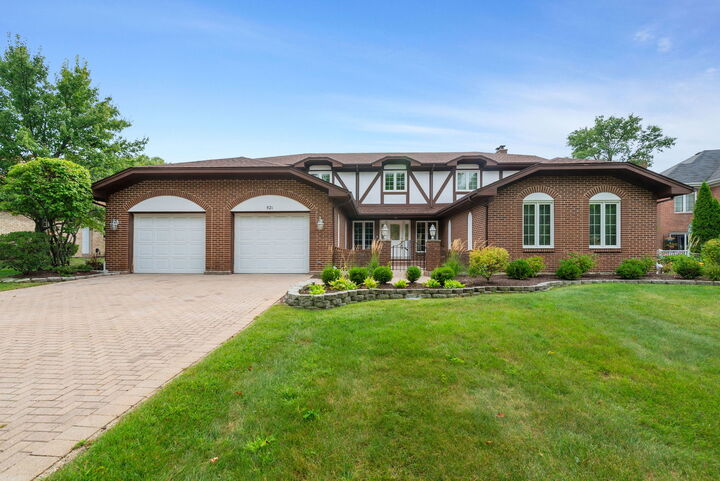 Property Photo:  521 Forest Mews Drive  IL 60523 