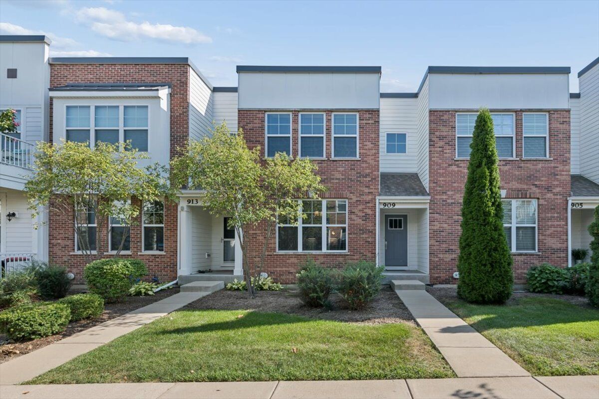 Property Photo:  909 Times Square Drive  IL 60504 