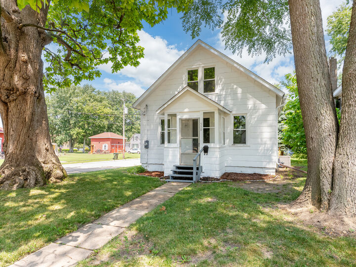 Property Photo:  510 W 8th Street  IL 61081 