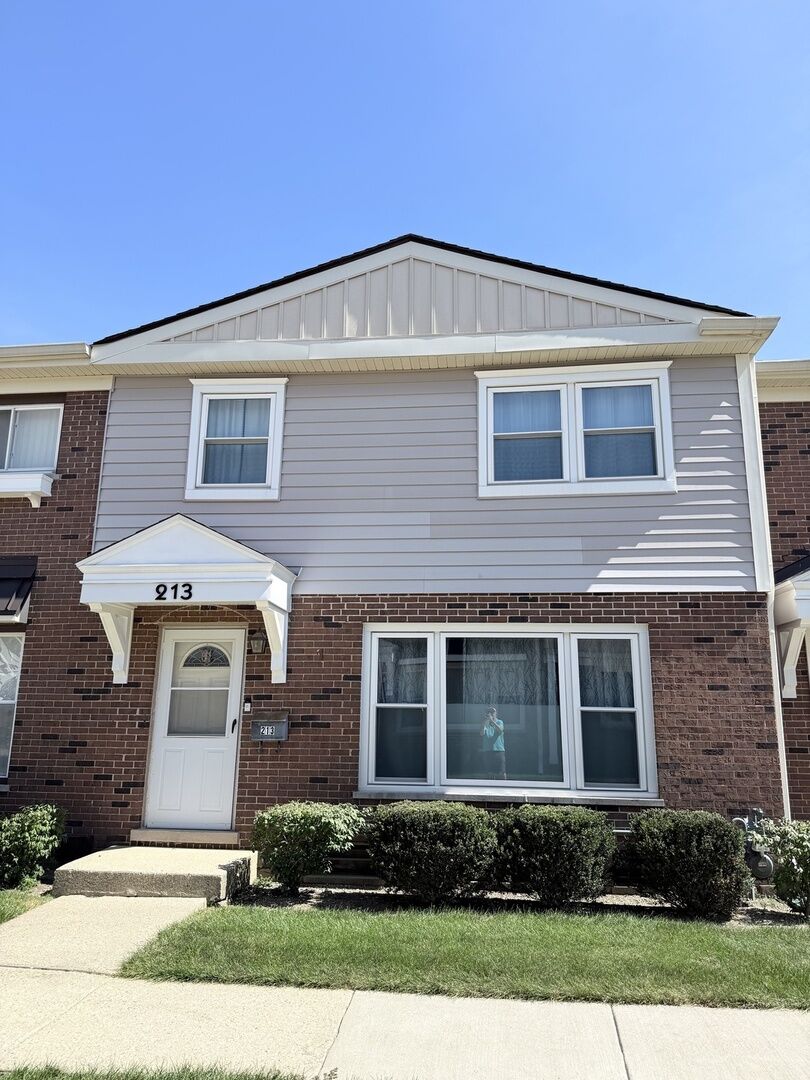Property Photo: 213 Frederick Place IL 60191