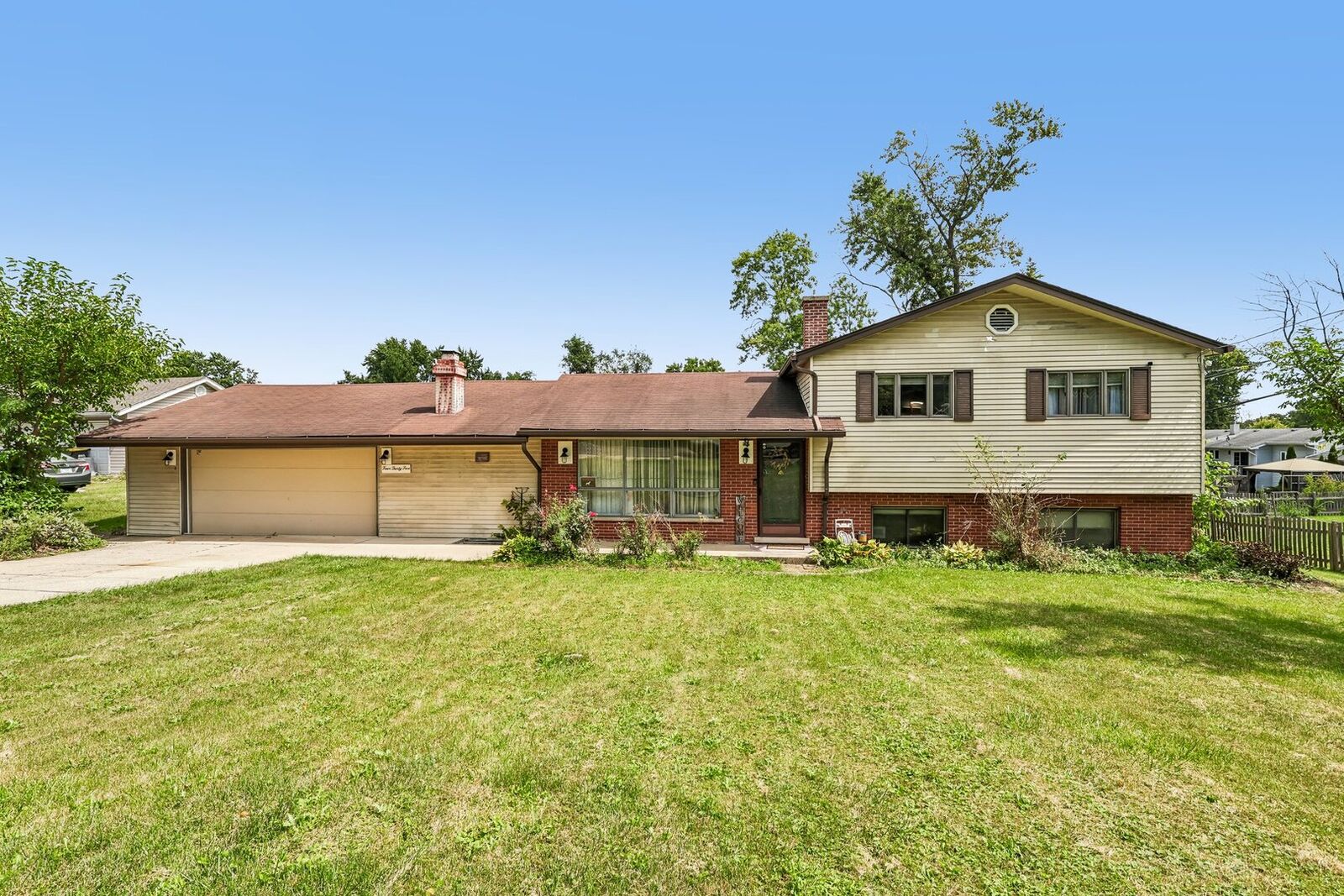 Property Photo:  2N435 Pleasant Avenue  IL 60137 