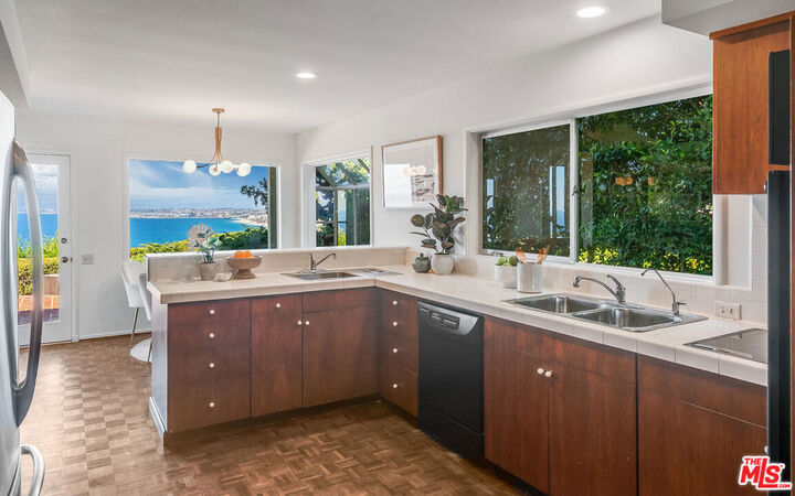 Property Photo: 589 Via Del Monte CA 90274