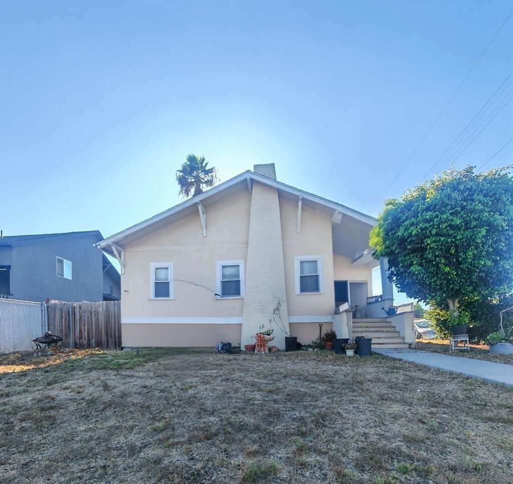 Property Photo:  