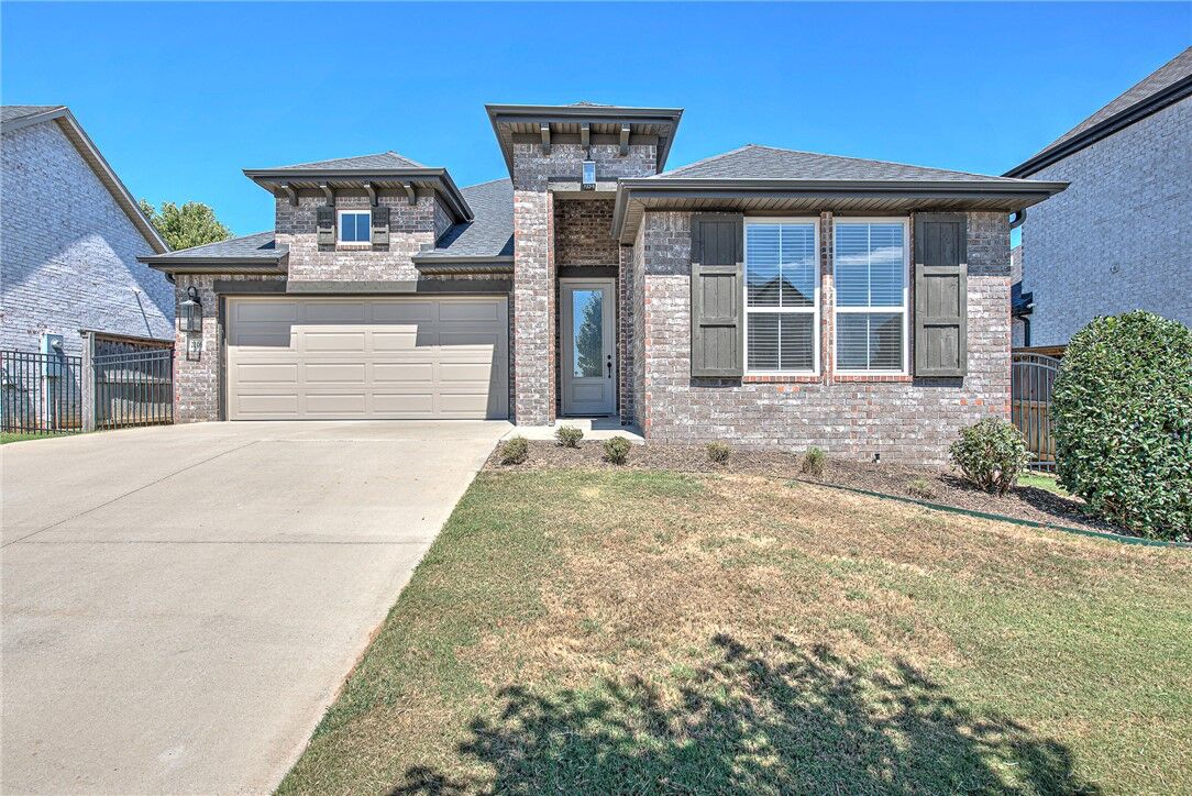 Property Photo:  2206 SW Hampton Avenue  AR 72713 