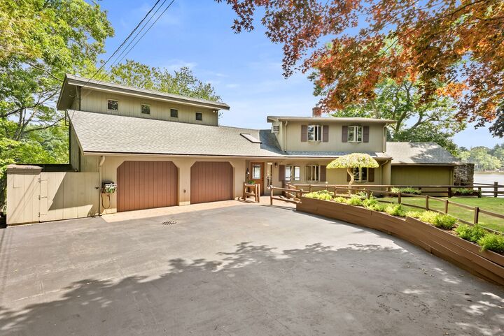 Property Photo:  290 Oakridge Ave  MA 02760 