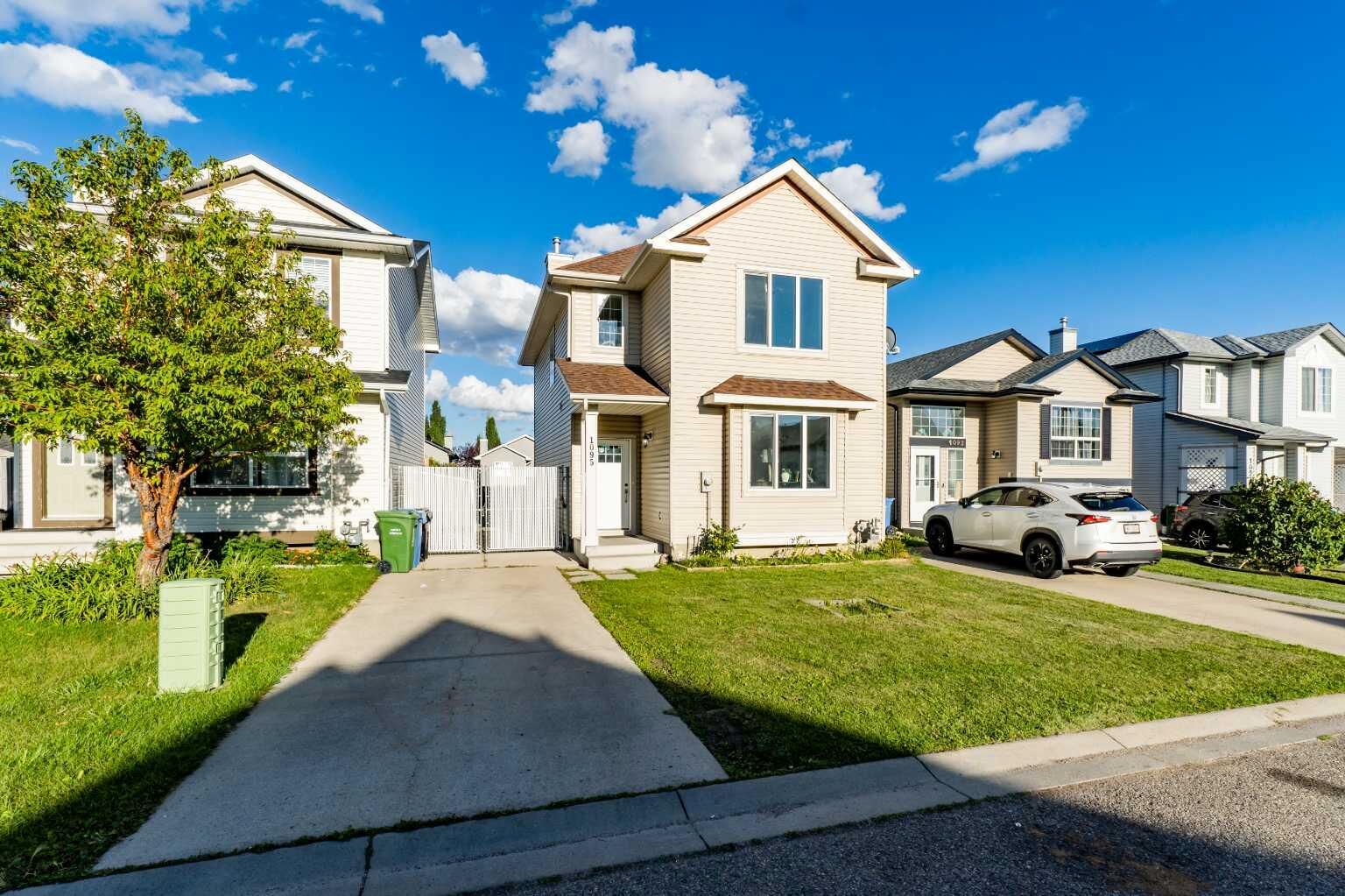 Property Photo:  1095 Bridlemeadows Manor SW  AB T2Y 4L1 